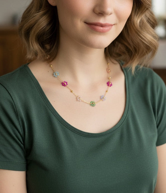 Daisy floral necklace