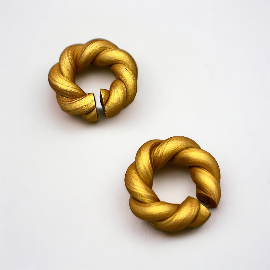 Twisted earcuffs